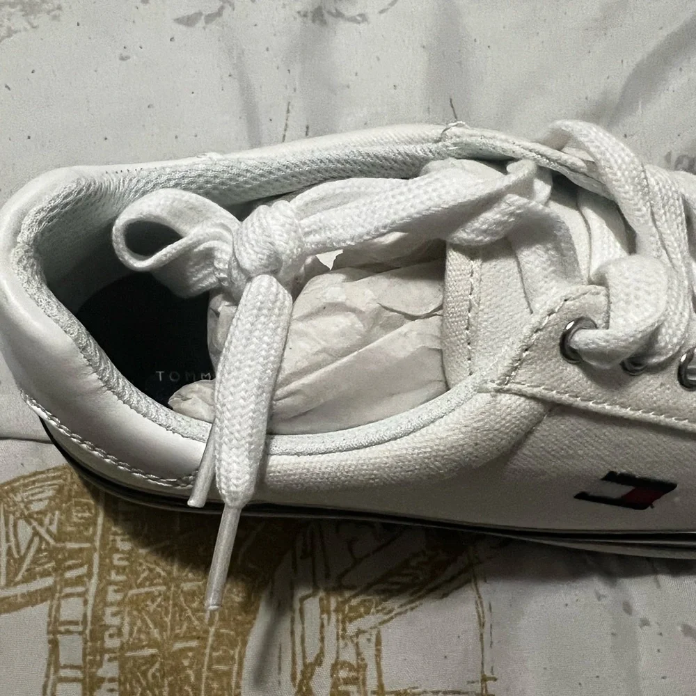 Tommy Hilfiger Fressian Lace-Up Sneakers - Picture 7 of 9